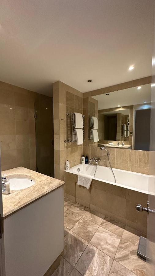 Spacious One-bedroom In Canary Wharf Appartement Londen