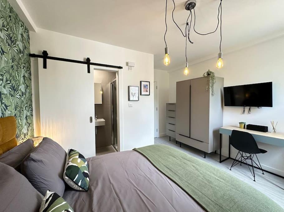 Chic 5-br, Ensuites With Tvs Holiday home *