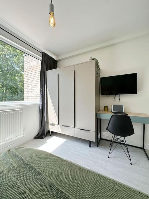 Holiday home Chic 5-br, Ensuites With Tvs London