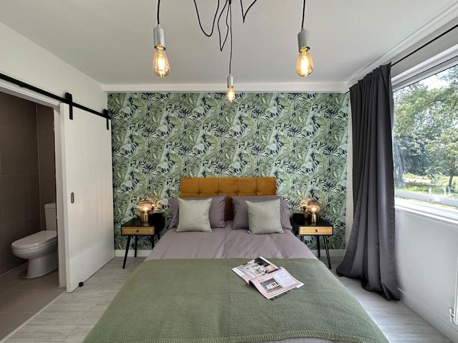 Chic 5-br, Ensuites With Tvs * London