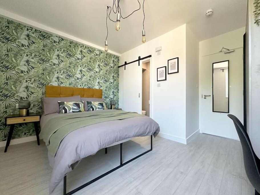 Chic 5-br, Ensuites With Tvs London
