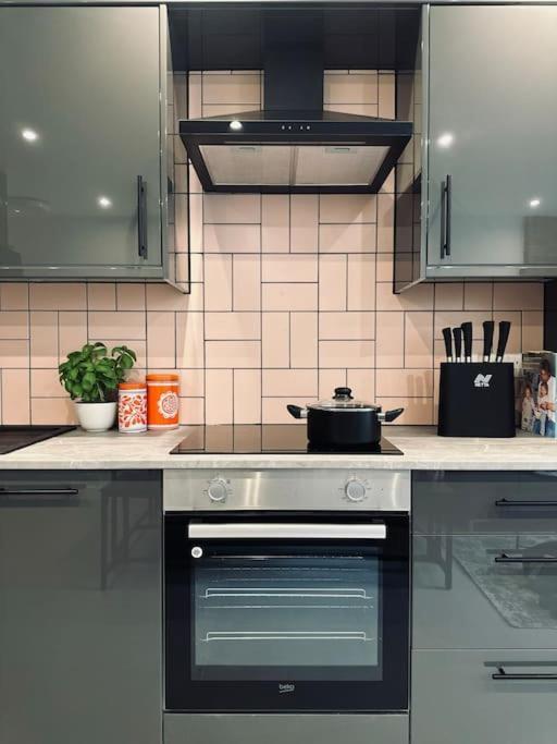 Chic 5-br, Ensuites With Tvs Holiday home