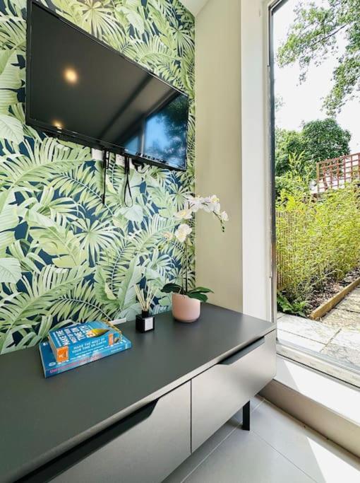 Holiday home Chic 5-br, Ensuites With Tvs