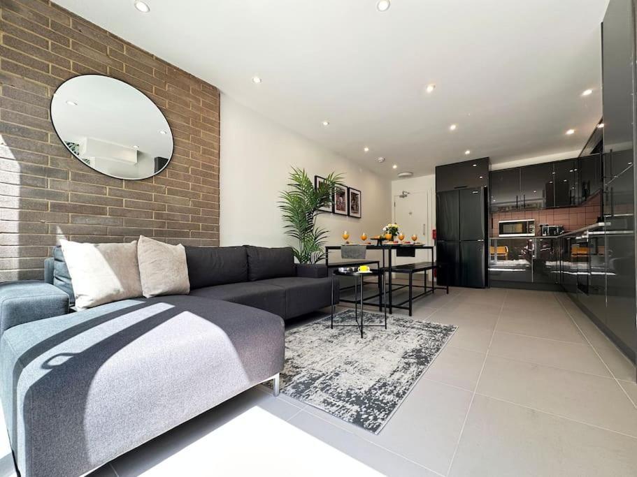 Holiday home Chic 5-br, Ensuites With Tvs London