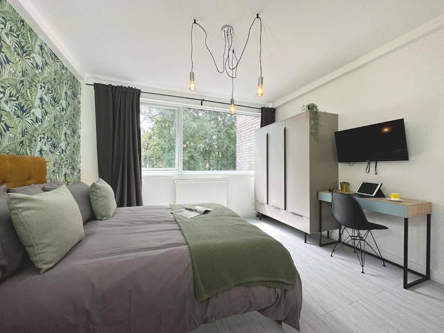 Chic 5-br, Ensuites With Tvs Holiday home London