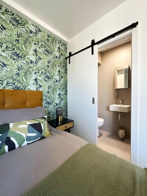 Chic 5-br, Ensuites With Tvs *