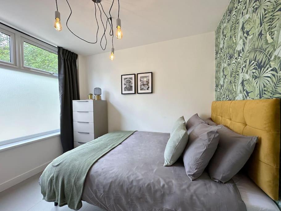 Chic 5-br, Ensuites With Tvs Holiday home London