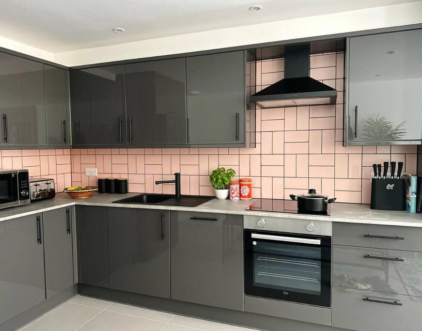 Chic 5-br, Ensuites With Tvs