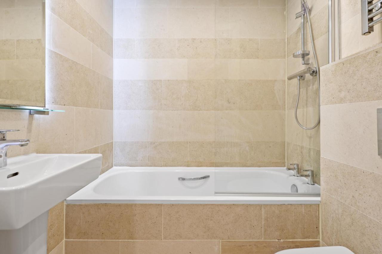 Spacious 1 Bedroom Flat Apartment *