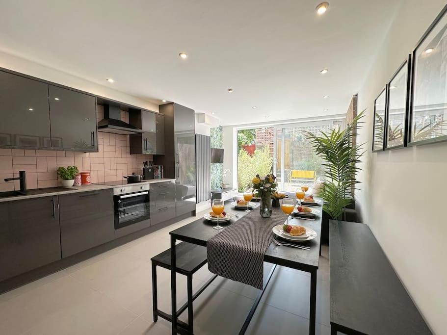 Holiday home Chic 5-br, Ensuites With Tvs