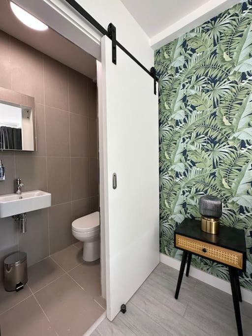 Chic 5-br, Ensuites With Tvs London