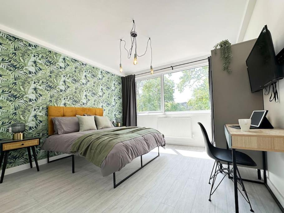 Holiday home Chic 5-br, Ensuites With Tvs *