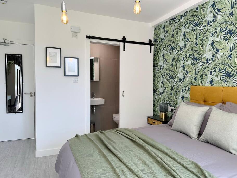 Chic 5-br, Ensuites With Tvs *