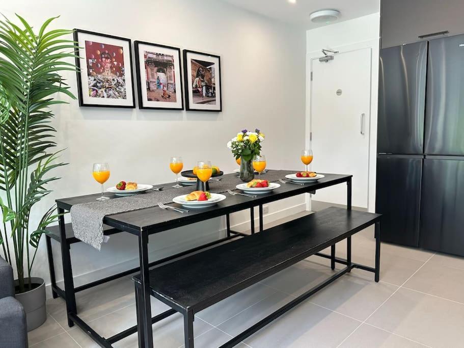 Chic 5-br, Ensuites With Tvs