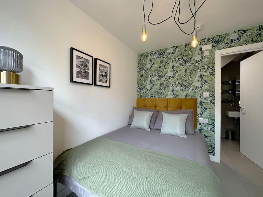 Holiday home Chic 5-br, Ensuites With Tvs *