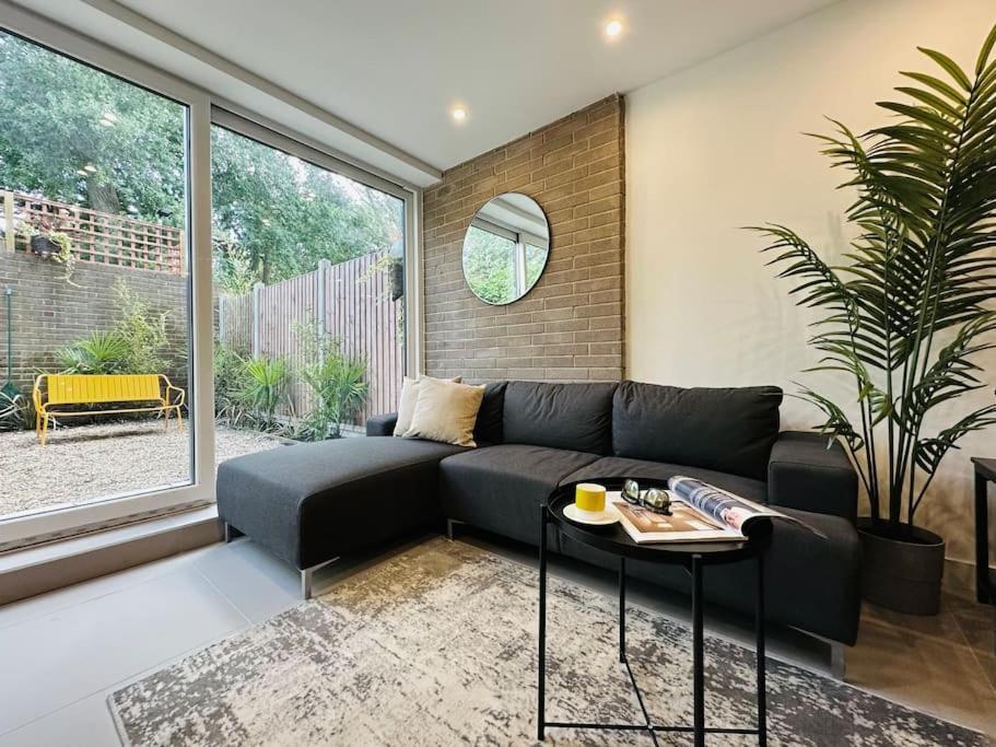 Holiday home Chic 5-br, Ensuites With Tvs *