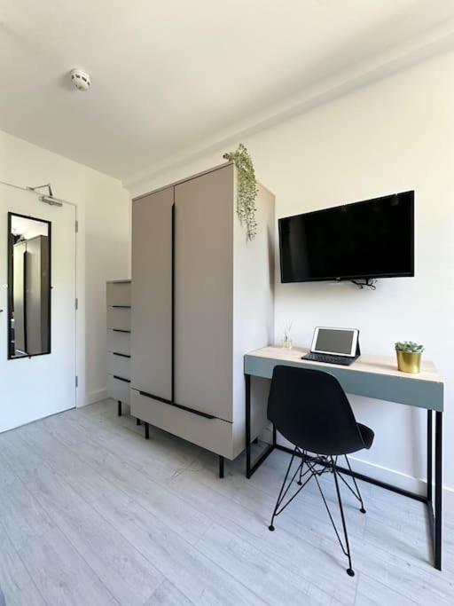 Chic 5-br, Ensuites With Tvs * London