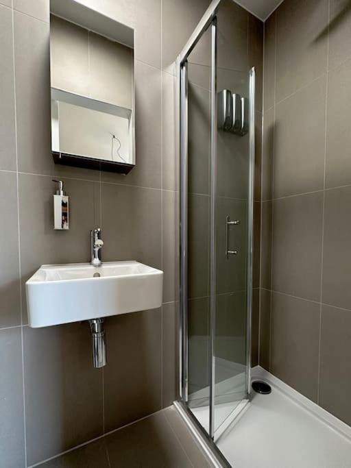 Chic 5-br, Ensuites With Tvs Holiday home London