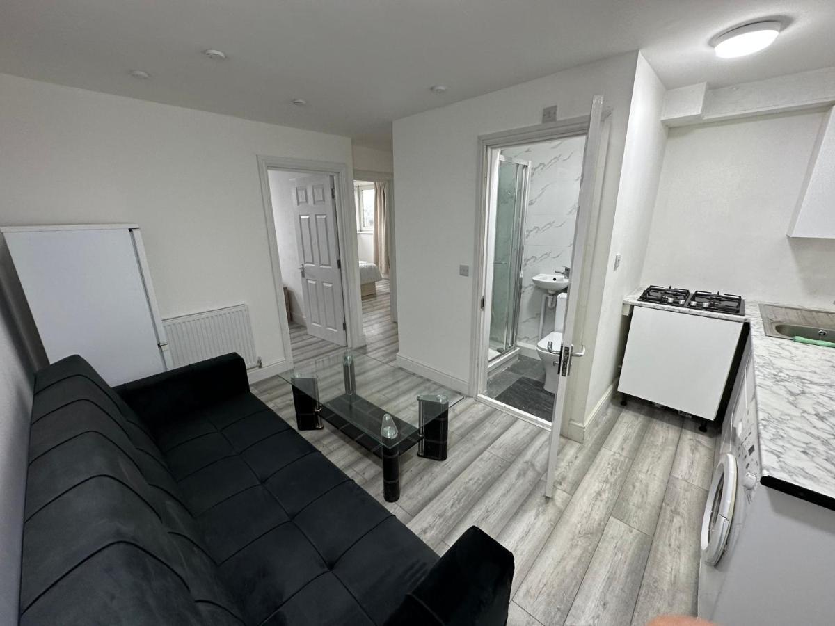 3 Bedroom Bayswater Apartment *