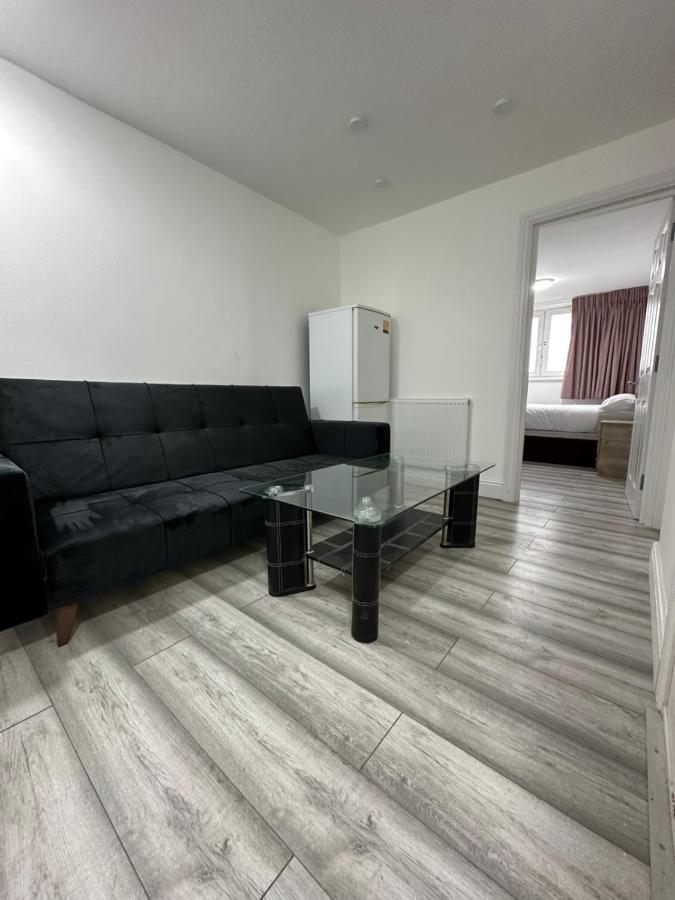 3 Bedroom Bayswater Apartment *