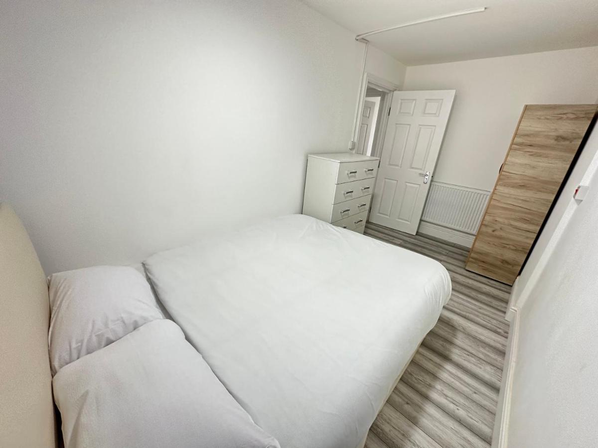 3 Bedroom Bayswater Apartment