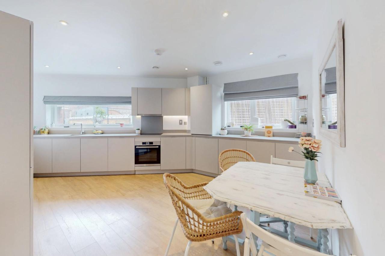 Modern And Spacious 4 Bed House In The Centre