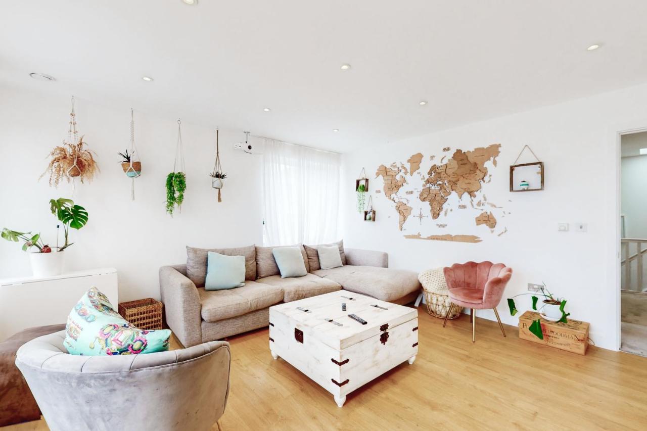 Modern And Spacious 4 Bed House In The Centre Holiday home London