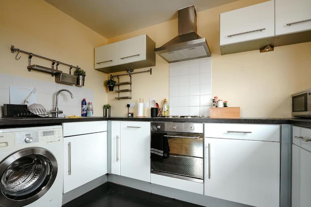 Luxurious Floor 2 Bedroom By Westfield And Abba! Apartment *
