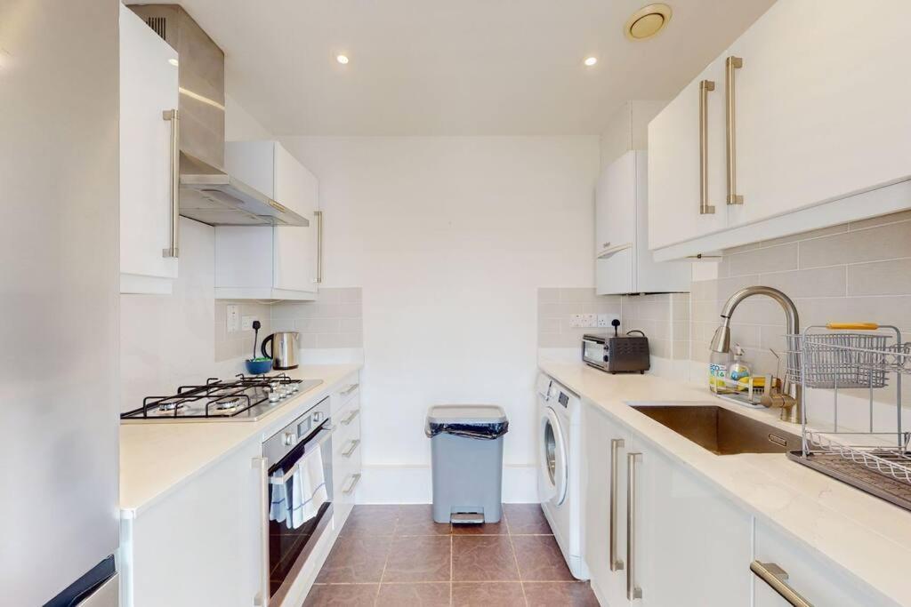 Stunning 1bed Flat With Balcony - 5 Mins To Station Apartamento
