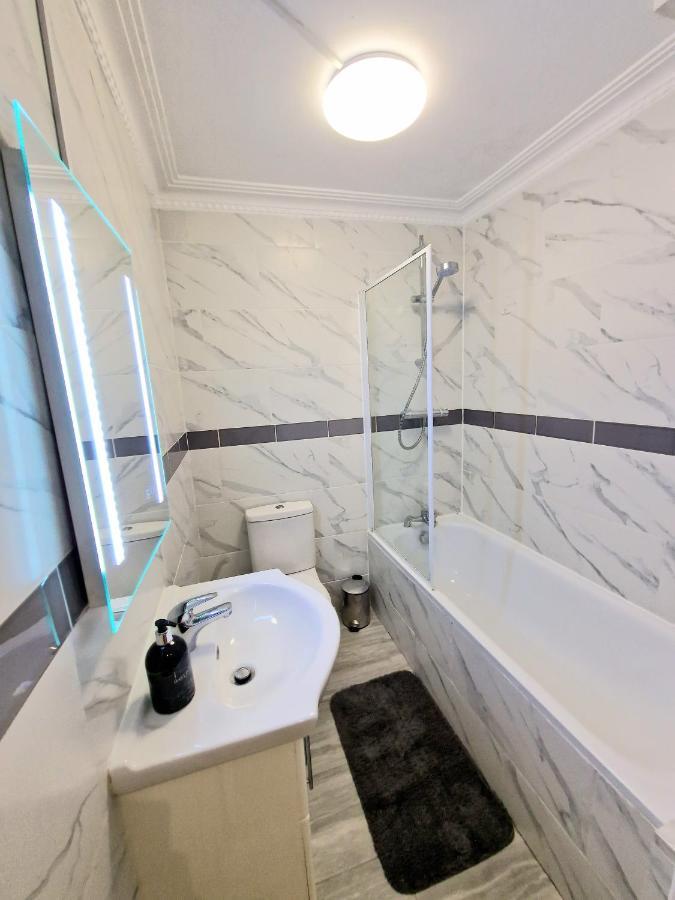 Appartement Cosy In Kensington - Great Location! 3 Minutes Walk To Earl's Court Station Londen
