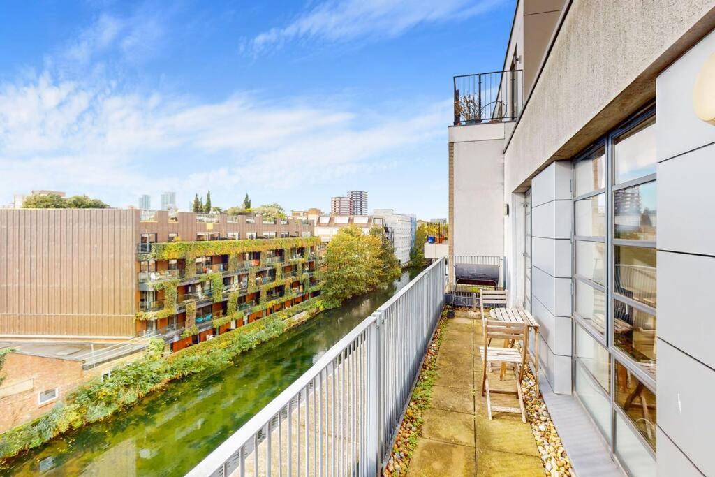 Stunning 1bed Flat With Balcony - 5 Mins To Station Apartamento