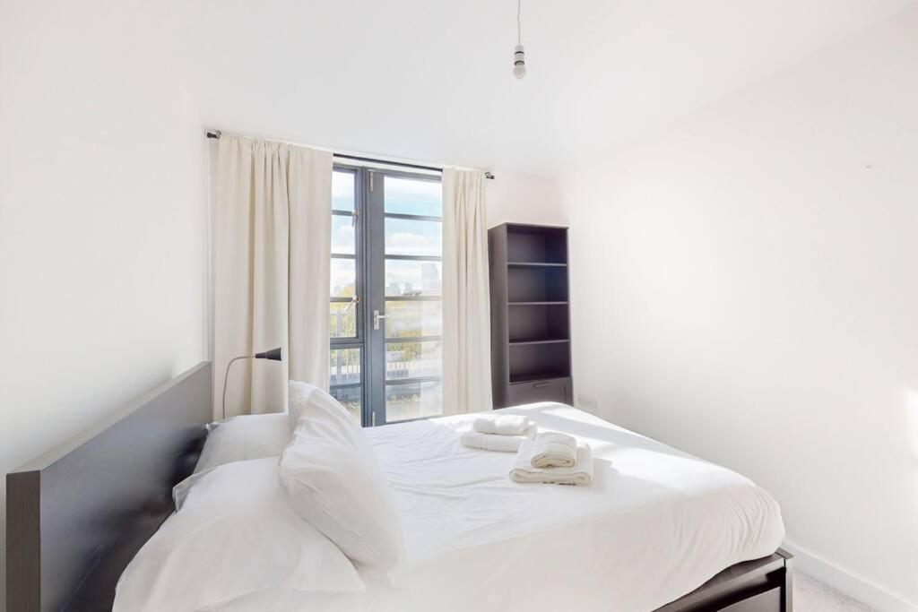 Stunning 1bed Flat With Balcony - 5 Mins To Station * Londres