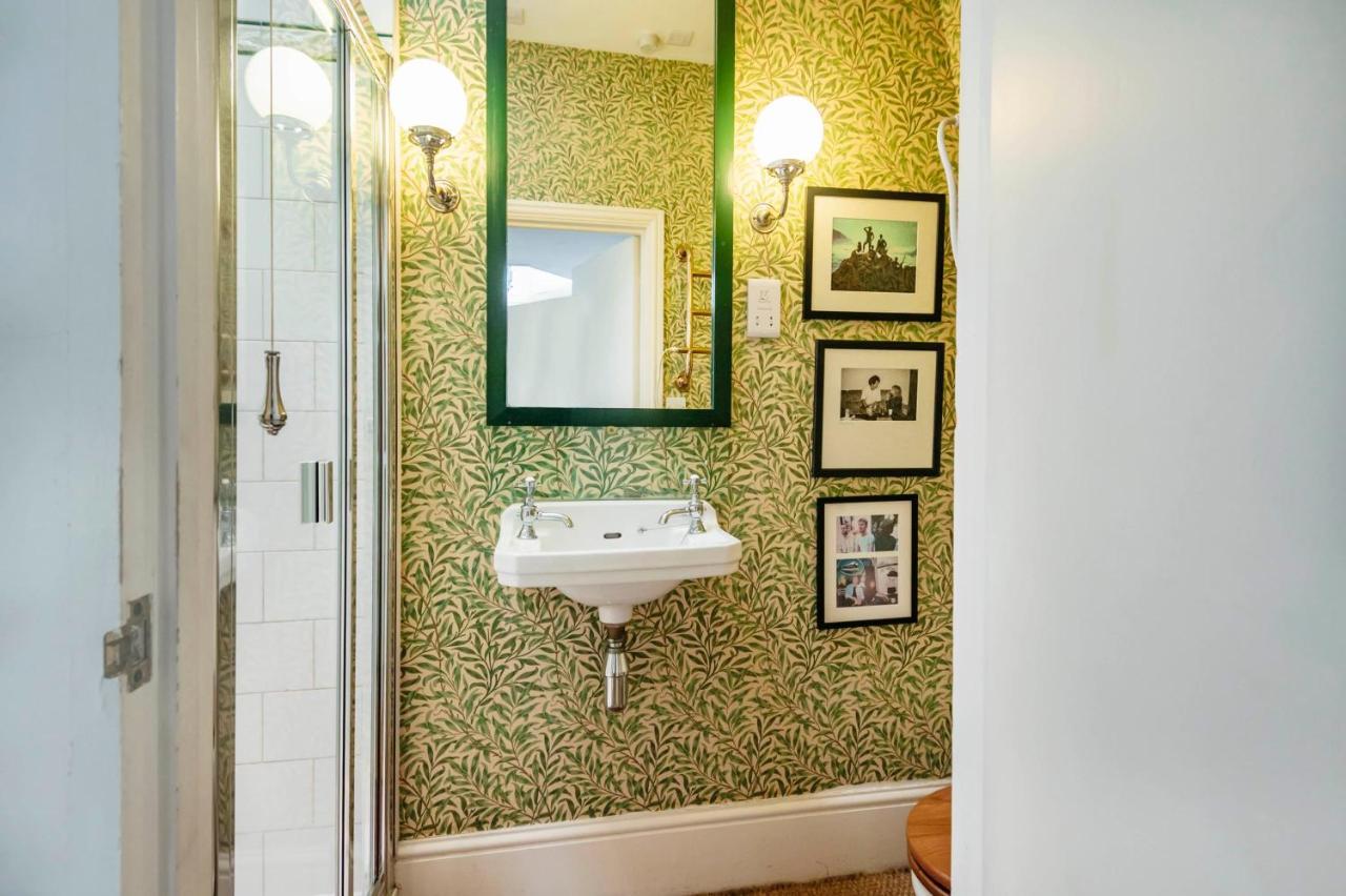 The Kensington Gatehouse Apartment *