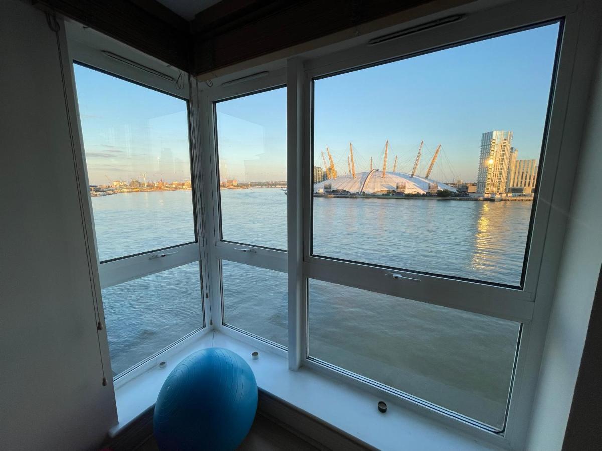 Very Large Ensuite With Wonderful View Over The River Thames In A Peaceful & Calm Residential Building - Shared Flat With 1 Host Habitación en casa particular