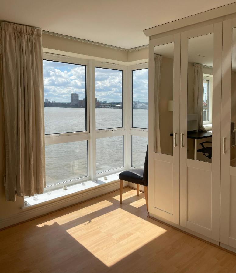 Privatunterkunft Very Large Ensuite With Wonderful View Over The River Thames In A Peaceful & Calm Residential Building - Shared Flat With 1 Host *