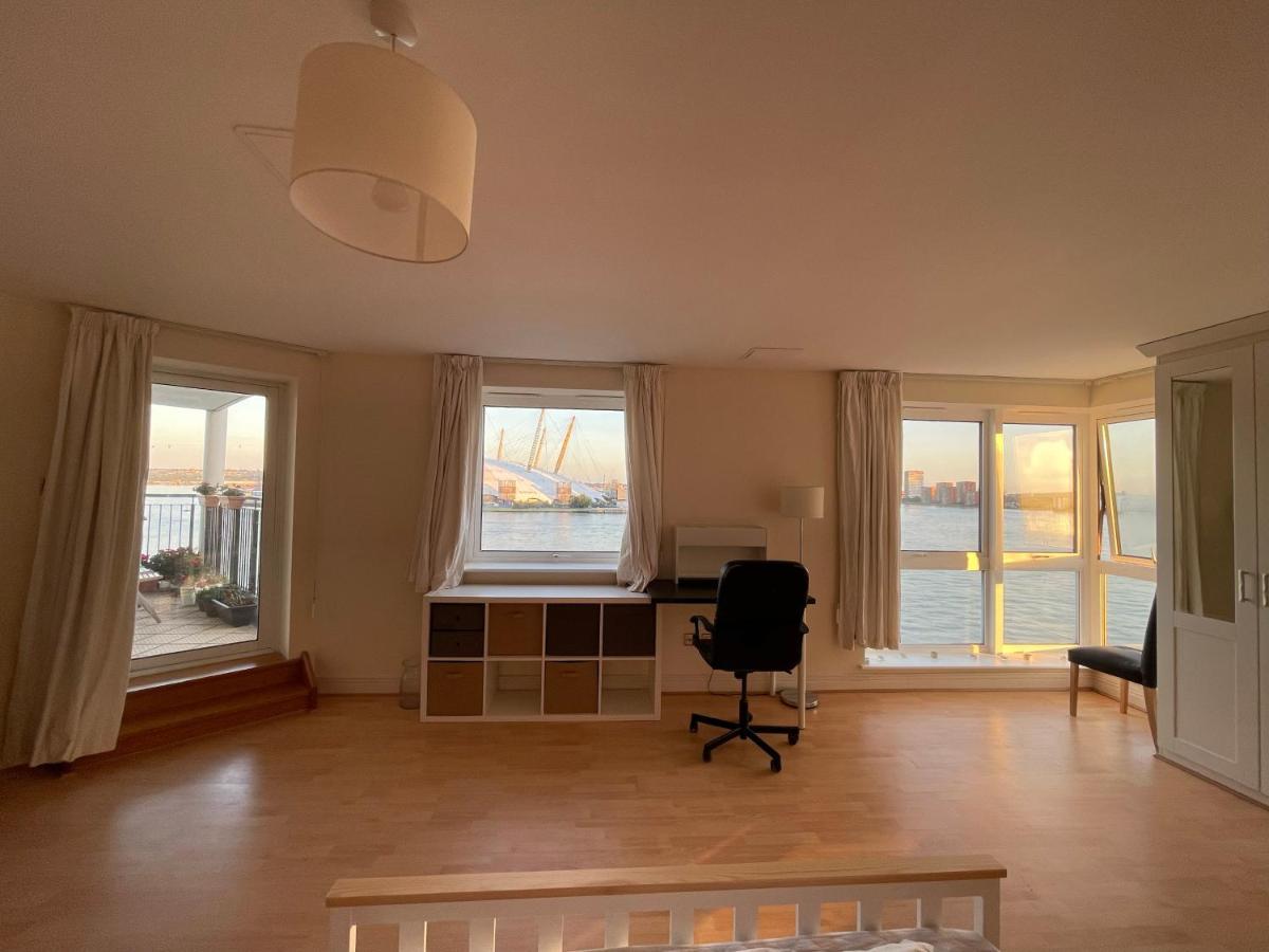 Very Large Ensuite With Wonderful View Over The River Thames In A Peaceful & Calm Residential Building - Shared Flat With 1 Host Privatunterkunft London