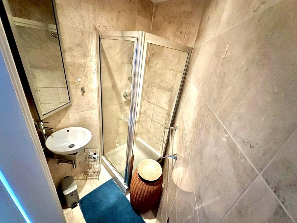 Alluring 2-bed, 2-bath Flat On High Street Kensington, Near Kensington Palace Apartment London