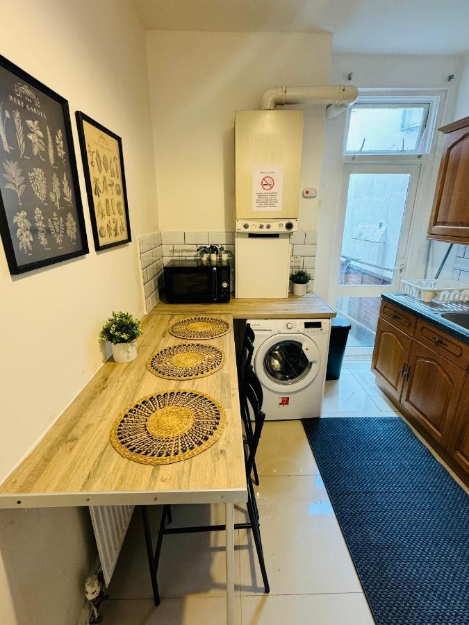 2 Bedrooms House Near Central Londen