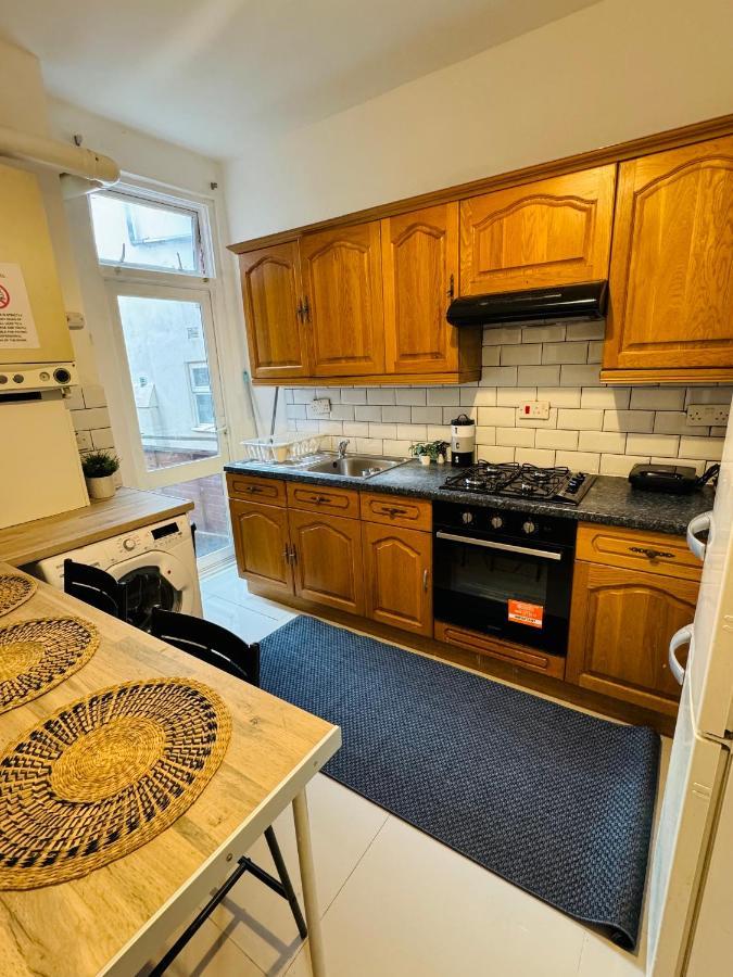 2 Bedrooms House Near Central * Londen