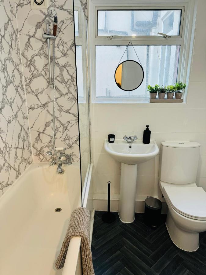 Vakantiehuis 2 Bedrooms House Near Central *
