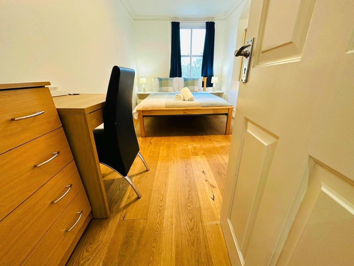 Appartement Cosy In Kensington - Great Location! 3 Minutes Walk To Earl's Court Station Londen