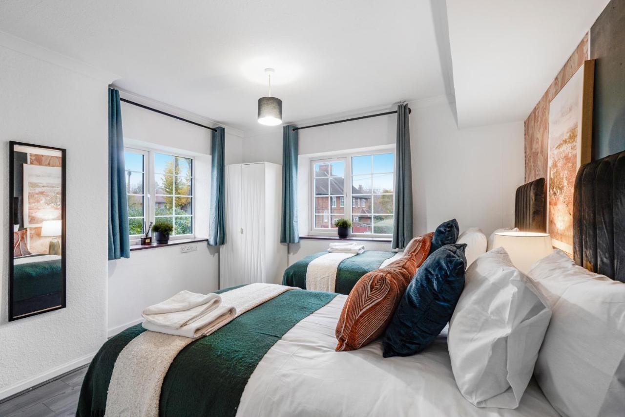 Boutique Shepherds Bush Abode- Garden- Sleeps 12 Vakantiehuis
