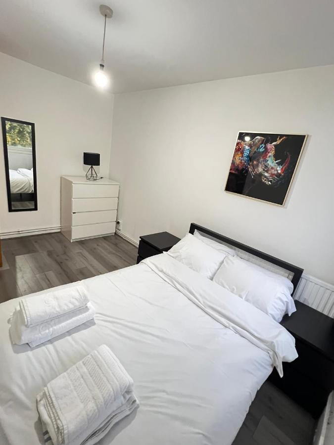 Entire 3 Bedroom Luxury In With Private Balcony Londen