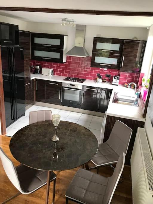 Entire Flat, Comfortable 2 Double Bedrooms *