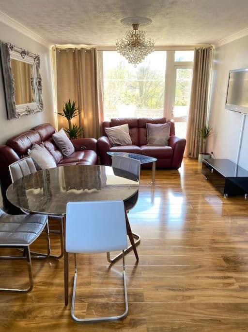 Apartment Entire Flat, Comfortable 2 Double Bedrooms London