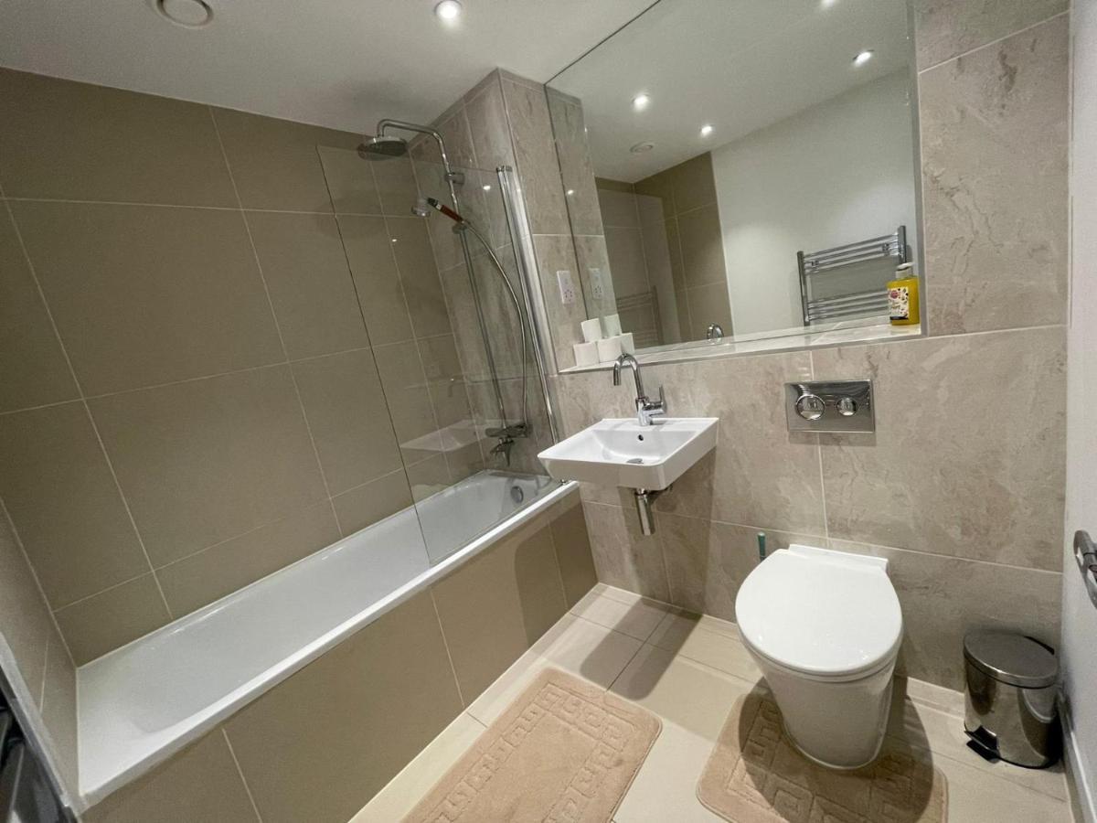 Lovely 2 Bedroom Apartment *
