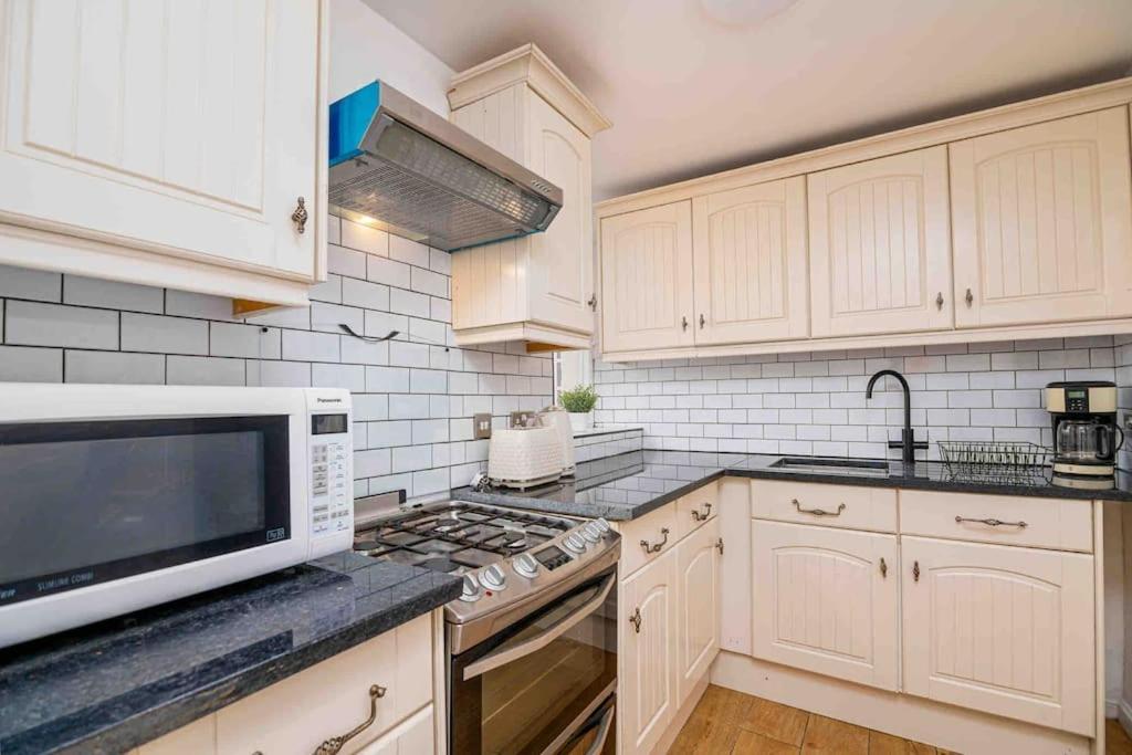 Cosy 2 Bed Flat In East Apartment *