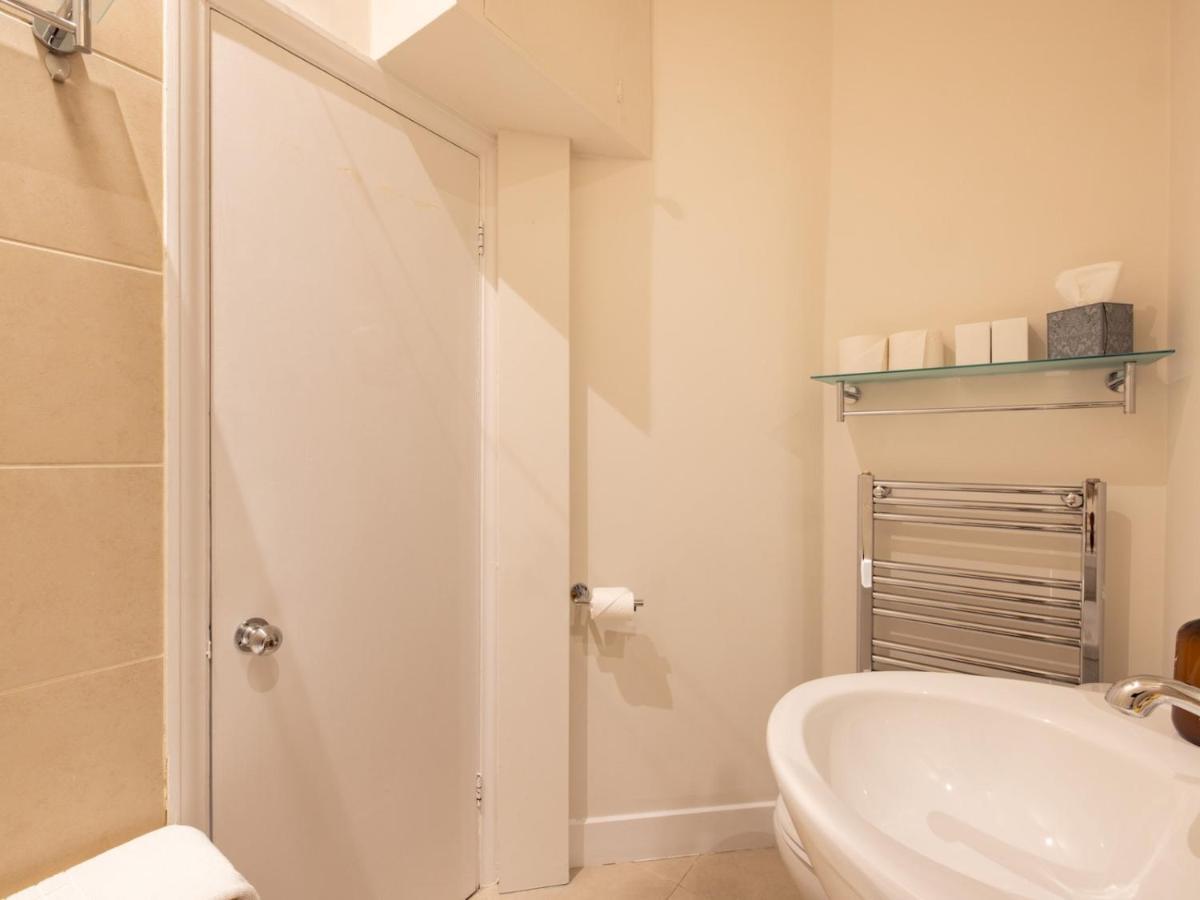Pass The Keys Gorgeous With Access To A Private Garden Appartement Londen