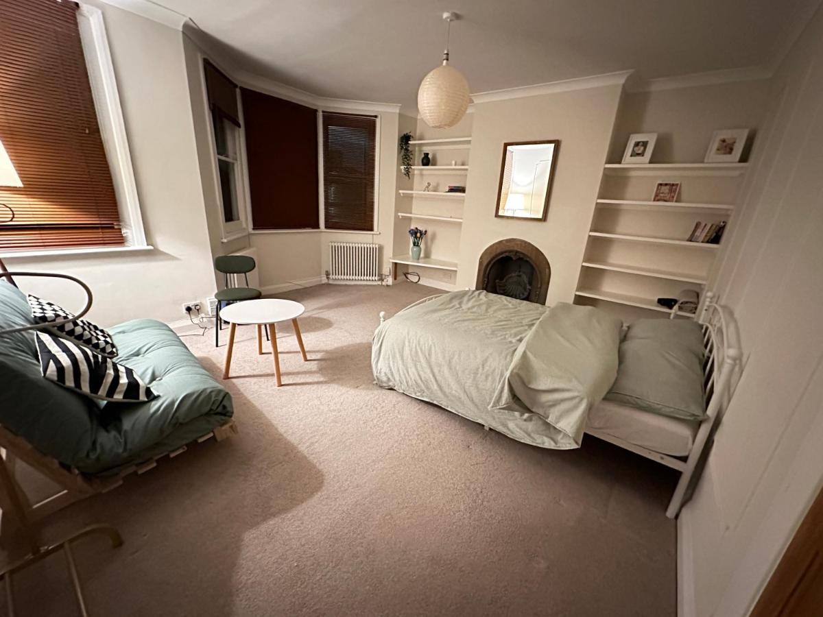 Spacious Near Underground * London
