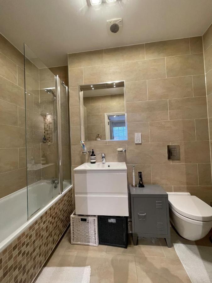 Chic Victorian Flat In Private Estate - Mile End! Apartment